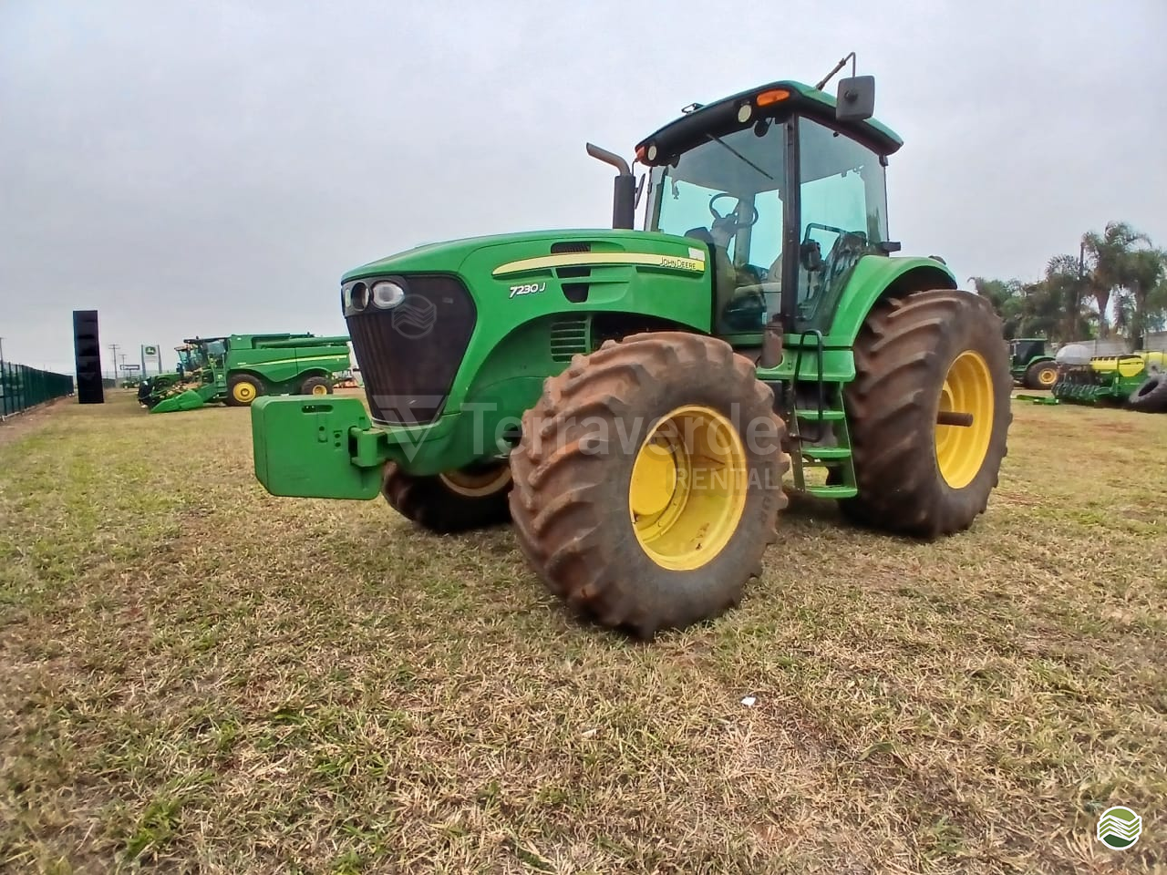 TRATOR JOHN DEERE JOHN DEERE 7230J Tração 4x4 Terraverde Rental - SP CASA BRANCA SÃO PAULO SP